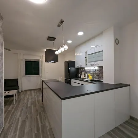 Apartman Bonaca * شيبينيك